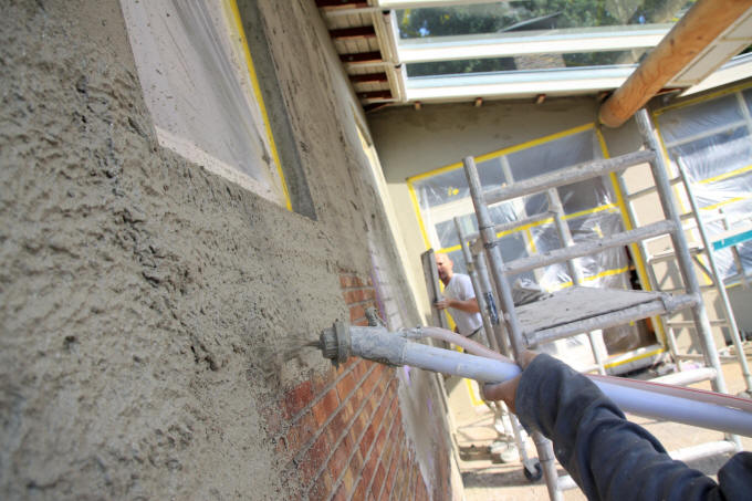 Machinaal spuiten stucwerk